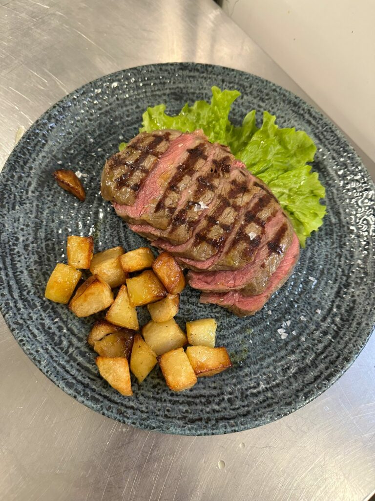 Piatto del menù del Ristorante Ala D'Oro - Tagliata con Patate al Forno